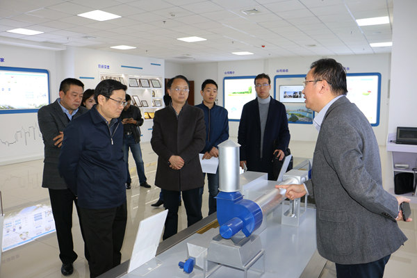 参观中科新天地展厅 参观中科新天地展厅