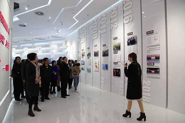 参观领导关怀展区