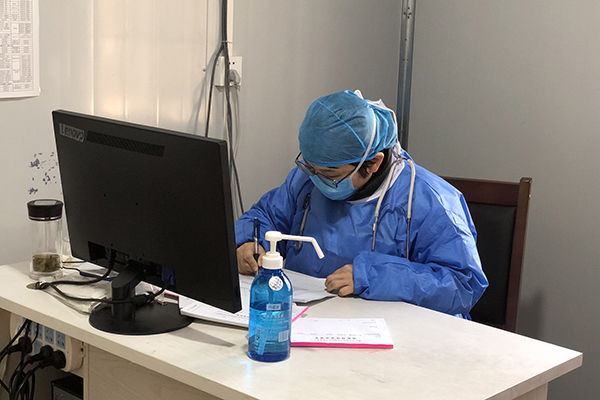 儿科主任姚稳萍在发热门诊