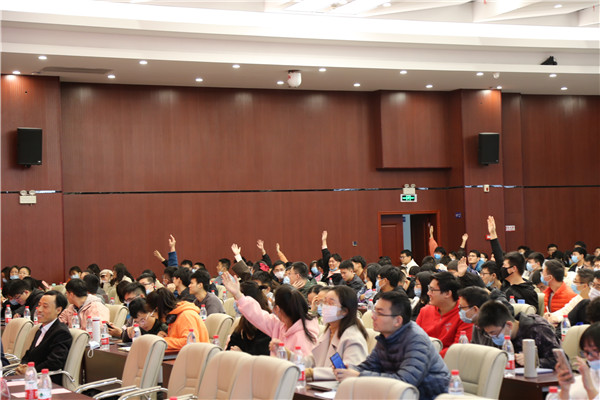 马国良同学主持问答环节