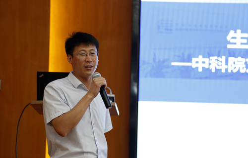 安徽省精准用药技术工程实验室主任刘青松介绍实验室建设有关情况